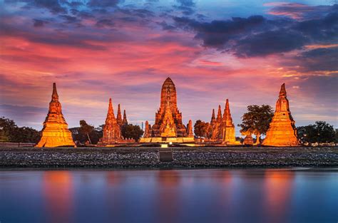 ¡Explora la majestuosidad del Templo Wat Chaiwatthanaram bajo un cielo resplandeciente!