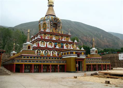 ¡Sumérgete en la historia y la belleza natural del Templo de la Felicidad Eterna en Tongren!