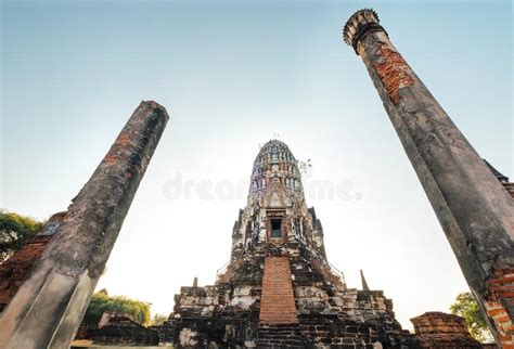 ¡Explora la majestuosidad del Templo Wat Chaiwatthanaram bajo un cielo resplandeciente!