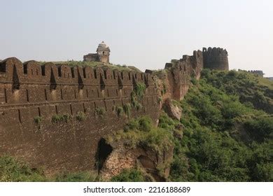 ¿Te atreves a explorar la majestuosidad antigua y el misterio milenario del Fuerte Rohtas?