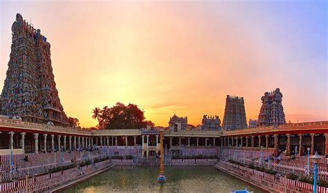 ¡Sumérgete en la majestuosidad histórica y arquitectónica del Templo Meenakshi Amman!