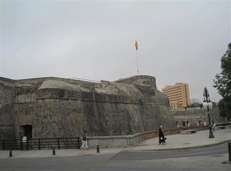  El Fuerte de Naderi: Un Baluarte Histórica con Vistas Espectaculares en Fars