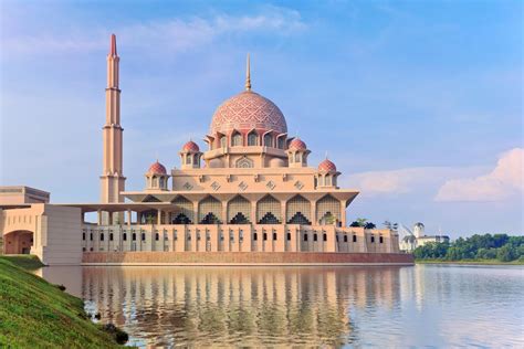 ¡Explora la Gran Mezquita Putra en Putrajaya: Una maravilla arquitectónica y un oasis de paz!